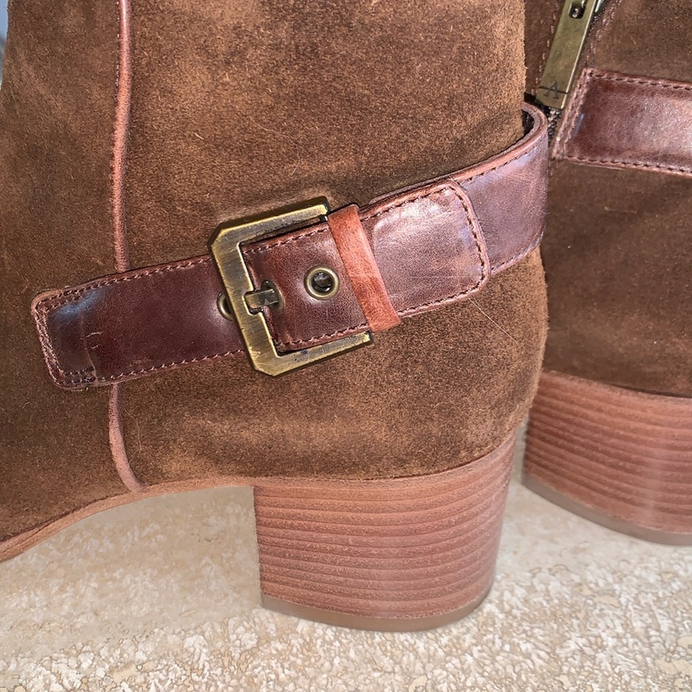 AQUATALIA brown ankle boots, suede leather trim, inside zip, 2” block heels. 9 - Picture 9 of 17